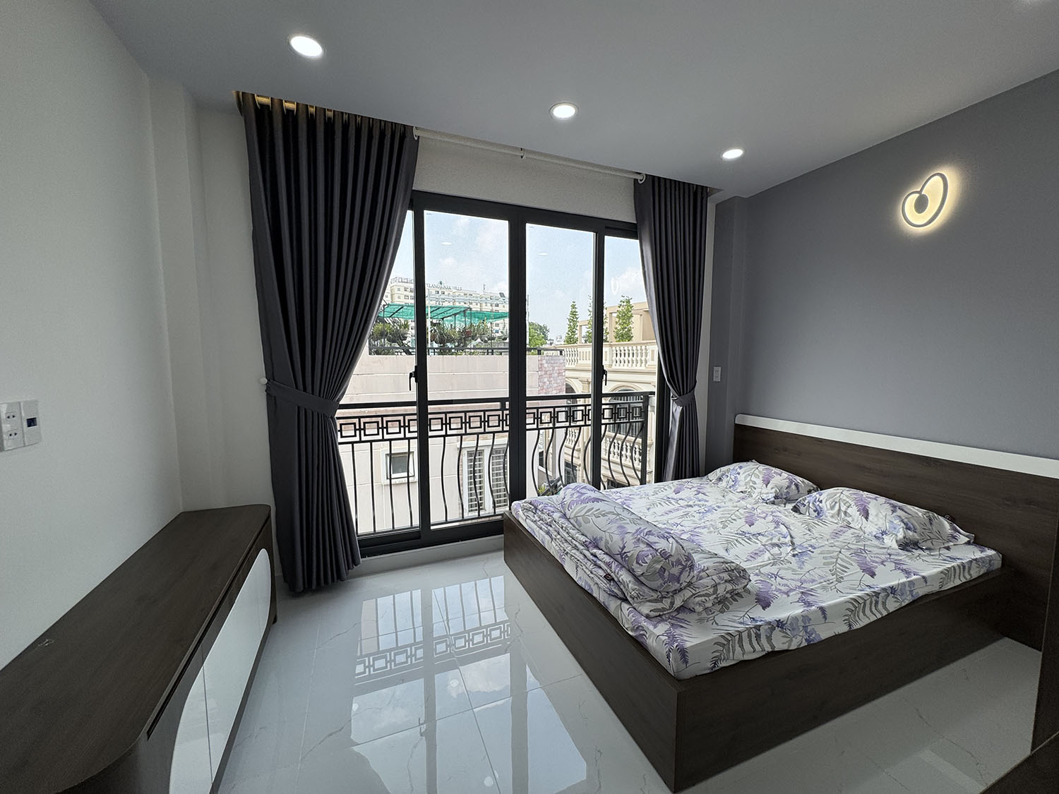 Nhà phố 3 lầu thiết kế Singapore đẹp lung linh full nội thất cao cấp hẻm xe hơi Khu VIP Quang Trung